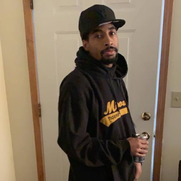 Meet your Posher, Dominique - Picture 1 of 1